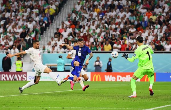 Christian Pulisic Timnas AS Piala Dunia 2022 Bintang Timnas AS, Christian Pulisic melesatkan bola ke gawang Iran pada laga Grup B Piala Dunia 2022 di Stadion Al Thumama, Rabu (30/11/2022). (Foto: REUTERS)