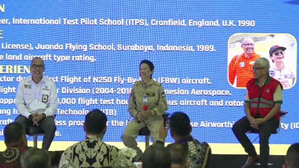 N219 NURTANIO Kapten Esther Gayatri saat launching buku, “A Test Pilot’s Journey: Srikandi Indonesia Bertaruh Nyawa” pada awal September 2022 lalu. (Foto: Arif Budianto)