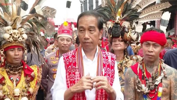 Panglima Jilah Dan Jokowi Panglima Jilah (kanan) mendampingi Presiden Joko Widodo. (Foto: YouTube Setpres)