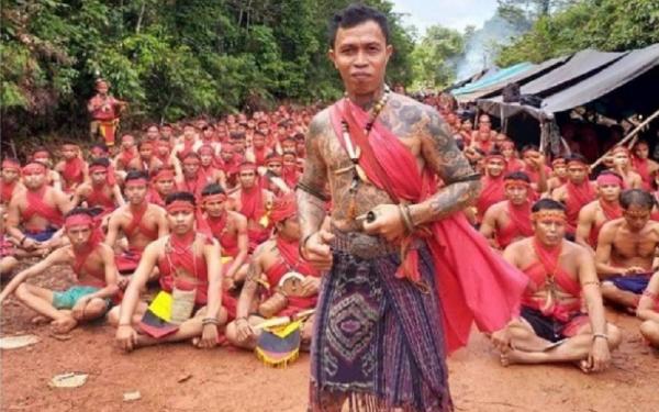 Panglima Jilah Suku Dayak Panglima Jilah terlahir dengan nama Agustinus Jilah. (Foto: Instagram @tariuborneo)