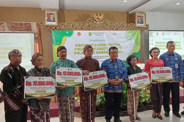 Penghargaan Seniman Bantul Wakil Bupati Bantul Joko Purnomo berfoto bersama dengan para seniman budayawan penerima penghargaan dari Dinas Kebudayaan Kabupaten Bantul. (Foto : Antara)