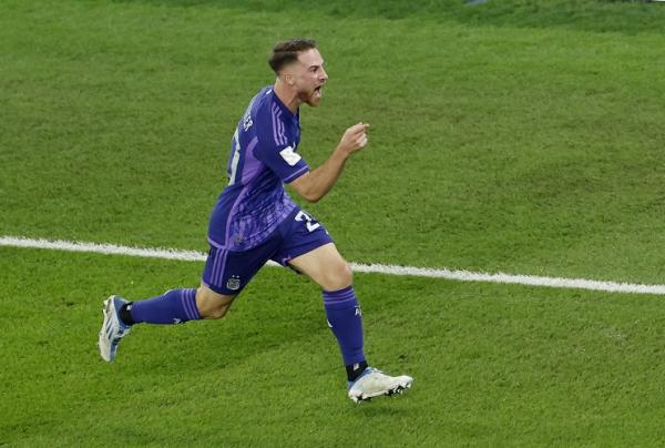 Alexis Mac Allister Argentina Polandia Piala Dunia Gelandang Argentina, Alexis Mac Allister berselebrasi usai membobol gawang Polandia pada laga terakhir Grup C Piala Dunia 2022 di Stadion 974, Doha, Kamis (1/12/2022). (Foto: REUTERS)