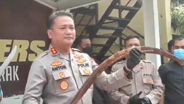 celurit Salah satu celurit panjang yang dibawa pelaku. (Foto: iNews.id/Nur Syafei).