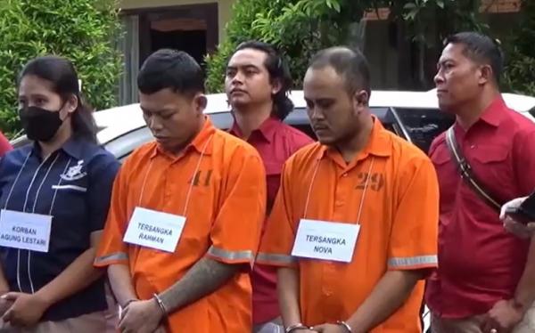 Pembunuh karyawati bank bali Dua pelaku pembunuhan I Gusti Agung Mirah Agung Lestari (42) menjalani rekonstruksi, Kamis (1/12/2022). (Foto: Indira Arri)