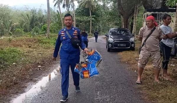 Puing Helikopter Polri Anggota Polres Belitung Timur membawa serpihan helikopter Polri NBO-105 P1103. (Foto: Suharli)