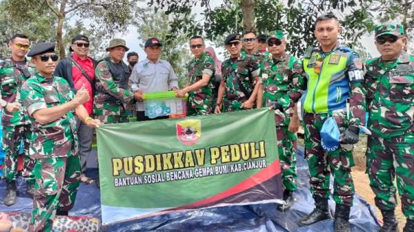 PUSDIKKAV1 Prajurit Pusdikkav Pussenkav Padalarang menyerahkan bantuan untuk korban bencana gempa bumi di Cianjur. (Foto/Istimewa)