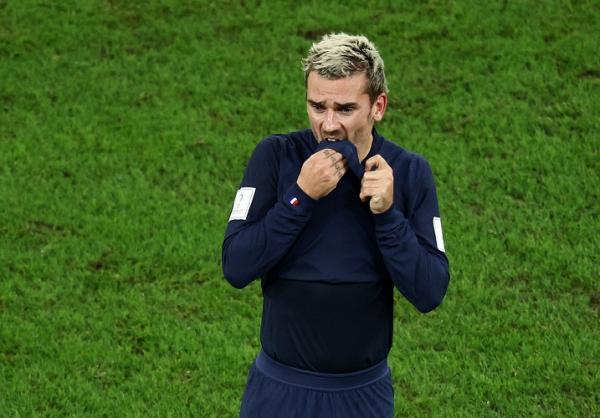 Striker Timnas Prancis Antoine Griezmann Striker Timnas Prancis, Antoine Griezmann memperlihatkan raut kecewa usai golnya ke gawang Tunisia dianulir wasit pada laga terakhir Grup D Piala Dunia 2022 di Stadion Al Rayyan, Rabu (30/11). (Foto: REUTERS)