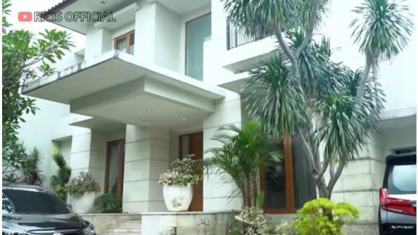 Tampak depan (Foto: Youtube Ria Ricis)