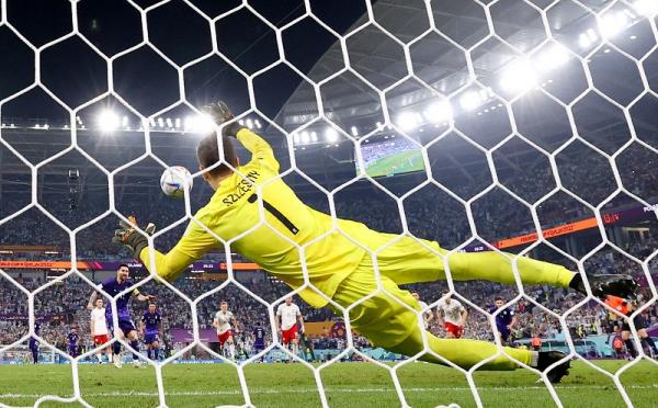 Wojciech Szczesny Lionel Messi Kiper Polandia, Wojciech Szczesny sukses menggagalkan sepakan penalti bintang Argentina, Lionel Messi. (Foto: REUTERS)