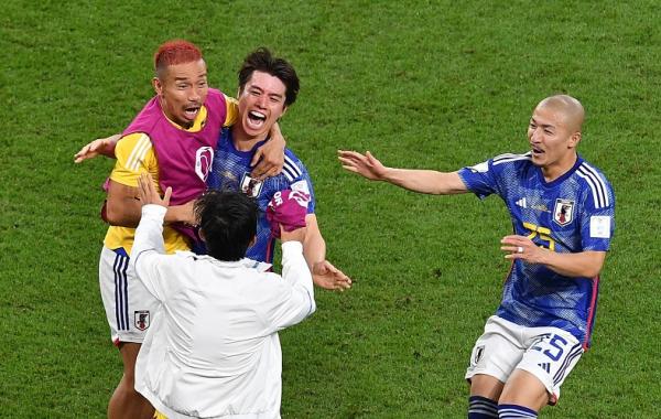 Ao Tanaka Timnas Jepang Piala Dunia 2022 Pemain Jepang, Ao Tanaka berselebrasi dengan Yuto Nagatomo (kiri) dan Daizen Maeda (kanan) usai mencetak gol ke gawang Spanyol pada laga Grup E Piala Dunia 2022 di Stadion Khalifa International, Jumat (2/12/2022). (Foto: REUTERS)