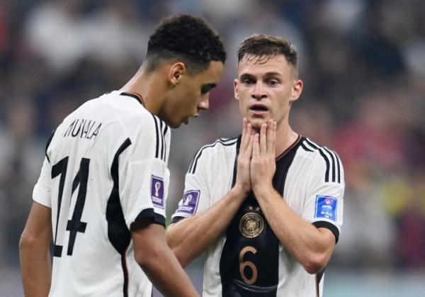 Dua pemain Jerman, Jamal Musiala dan Joshua Kimmich tampak lemas gawang timnya dibobol Kosta Rika pada laga Grup E Piala Dunia 2022 di Stadion Al Bayt, Jumat (2/12/2022). (Foto: REUTERS)