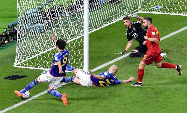 Pemain Jepang, Kaoru Mitoma berusaha mengejar bola yang hendak keluar lapangan ketika beraksi di dekat gawang Spanyol pada laga Grup E Piala Dunia 2022 di Stadion Khalifa International, Jumat (2/12/2022). (Foto: REUTERS)