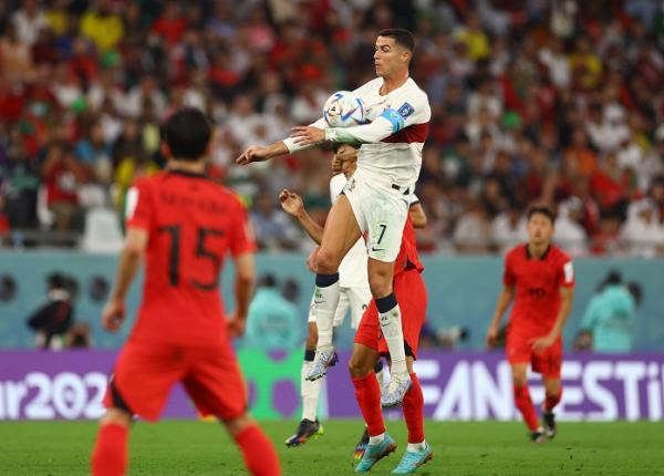 Ronaldo vs Korea Portugal masih bermain imbang 1-1 melawan Korea Selatan di babak pertama pertandingan ketiga penyisihan Grup H Piala Dunia 2022. Bintang Portugal Cristiano Ronaldo masih minim kontribusi. (foto: REUTERS).