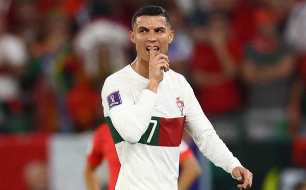 Kapten Portugal, Cristiano Ronaldo cekcok dengan satu pemain Korea Selatan pada matchday terakhir Grup H Piala Dunia 2022. (Foto: REUTERS/Kai Pfaffenbach)