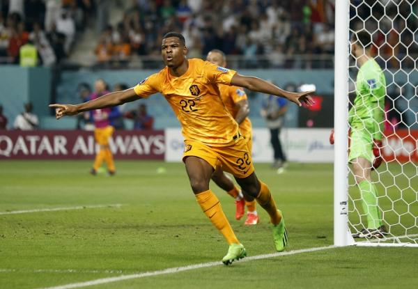 Denzel Dumfries Timnas Belanda Piala Dunia 2022 Bek Timnas Belanda, Denzel Dumfries merayakan gol ke gawang Amerika Serikat pada laga 16 besar Piala Dunia 2022 di Stadion Khalifa International, Sabtu (3/12). (Foto: REUTERS)