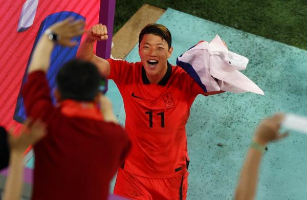 Striker Wolverhampton Hwang Hee-chan jadi pahlawan kemenangan Korsel atas Portugal di laga pamungkas grup H. Dia mencetak gol kemenangan 2-1 di menit 90. (foto: REUTERS).