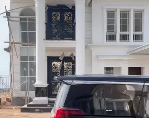 rangga juans Kisah Sukses anak yatim jadi MUA, bisa bangun rumah dan beli mobil mewah. Foto: IG Rangga Juans