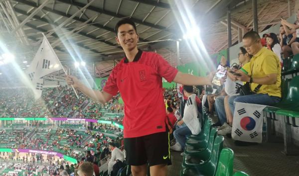 Suporter Korea Selatan Suporter Korea Selatan Kim Hee-gone mendoakan Shin Tae-yong bisa membawa Timnas Indonesia U-23 lolos Olimpiade Paris 2024. (Foto: iNews.id/Abdul Haris)