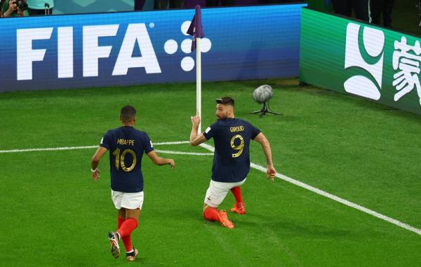 Giroud Timnas Prancis unggul 1-0 di babak pertama melawan Polandia pada 16 besar Piala Dunia 2022. Gol Prancis dicetak Olivier Giroud. (foto: REUTERS).