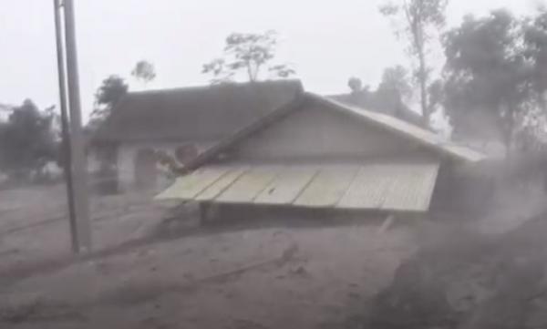 Awan panas guguran erupsi Semeru menimbun rumah warga di Dukuh Kajar Kuning, Lumajang. (Foto: iNews)