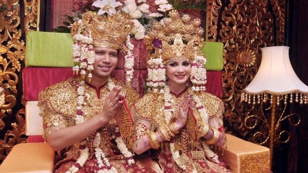 Deretan Artis Menikah dengan Adat Sumatera, Arumi Bachsin Dan Emil Dardak (Foto: Dok Okezone)