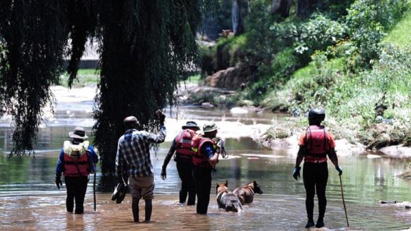 banjir bandang 1 Sembilan jemaat gereja tewas saat banjir bandang menyapu sebuah acara keagaaman di Afrika Selatan. (Foto: AP Photo)