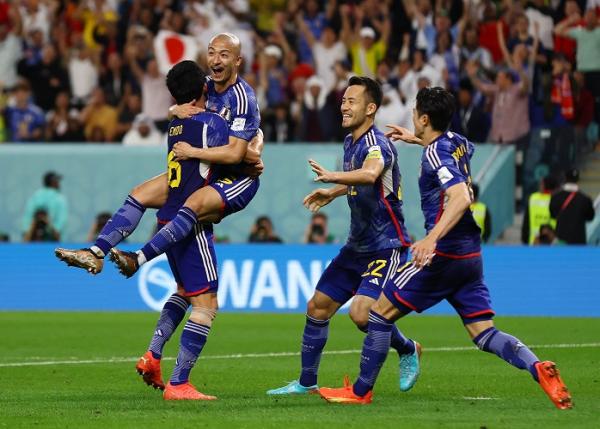Daizen Maeda Jepang Kroasia Piala Dunia 2022 Striker Jepang, Daizen Maeda (kedua dari kiri) merayakan gol ke gawang Kroasia pada laga 16 besar Piala Dunia 2022 di Stadion Al Janoub, Senin (5/12/2022). (Foto: REUTERS)