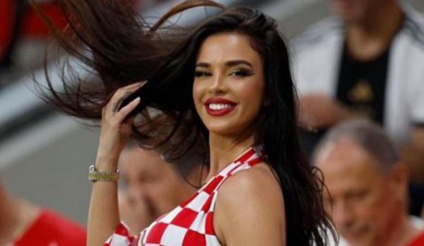 Ivana Knoll Mantan Miss Kroasia Ivana Knoll tampil seksi ketika menonton tim kesayangannya di Piala Dunia 2022 (Foto: knolldoll)