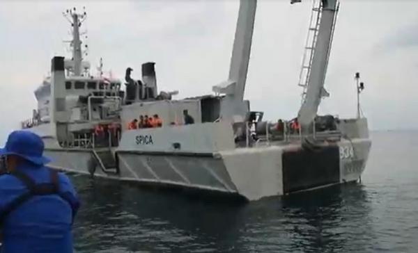 Kri Spica KRI Spica-934 ikut mencari helikopter Polri jatuh di perairan Manggar. (Foto: Suharli)