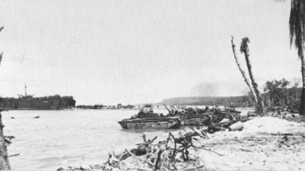 Pasukan Sekutu Di Biak 1944 Tni Al Pendaratan peralatan tempur tentara Sekutu di Biak pada Juni 1944. (Foto: TNI AL).