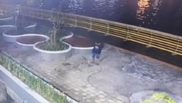 Cctv Perusakan Waterfront Aksi perusakan dan pencurian waterfront Pontianak terekam CCTV. (Foto: Instagram @edikamtono)
