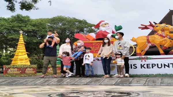 keluarga jokowi keliling solo Kebersamaan keluarga inti Presiden Jokowi saat naik bus tingkat Werkudara keliling Kota Solo, Selasa (6/12/2022). Foto: MNC Portal/R August.