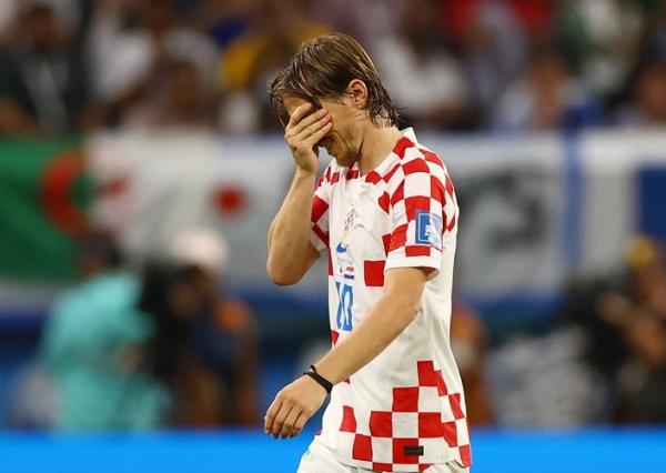 Kapten Kroasia, Luka Modric tampak lesu ditarik keluar saat timnya melawan Jepang pada laga 16 besar Piala Dunia 2022 di Stadion Al Janoub, Senin (5/12/2022). (Foto: REUTERS)