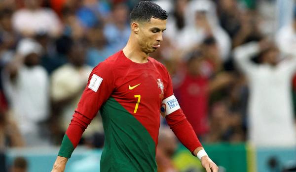 Cristiano Ronaldo Cristiano Ronaldo tinggalkan lapangan saat skuad Portugal selebrasi usai tembus perempat final Piala Dunia 2022. (Foto: REUTERS/Suhaib Salem)
