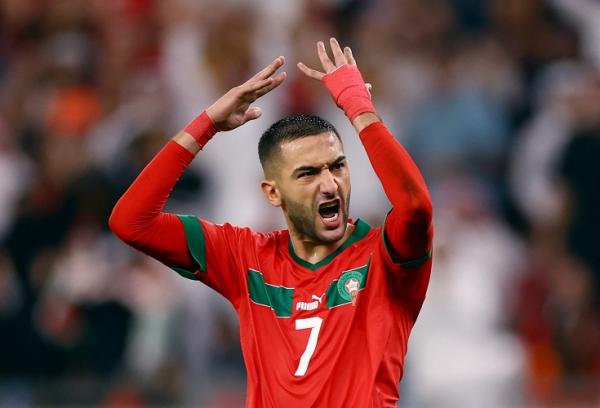 Hakim Ziyech Bintang Maroko, Hakim Ziyech sukses menyarangkan bola penalti ke gawang Spanyol pada laga 16 besar Piala Dunia 2022 di Stadion Education City, Selasa (6/12/2022). (Foto: REUTERS)