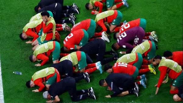 Seluruh pemain Maroko dan staf langsung sujud syukur usai mengalahkan Spanyol untuk lolos ke babak perempat final Piala Dunia 2022 Qatar. (FOTO : REUTERS/Fabrizio Bensch)