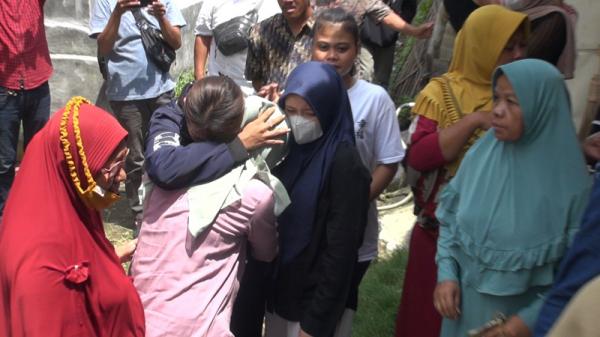 tangis keluarga lord rangga Kedatangan jenazah Rangga Sasana atau dikenal Lord Rangga disambut tangis keluarga di Desa Grinting, Kecamatan Bulakamba, Kabupaten Brebes. (Yunibar)