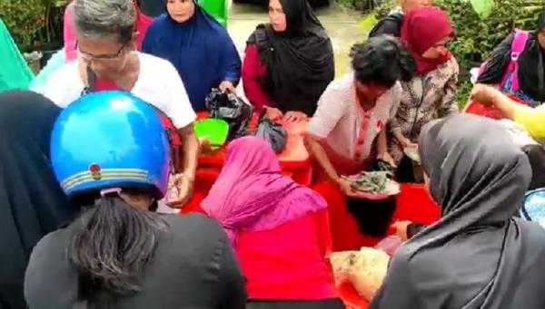 Bagi Bagi Udang2 Pemilik truk membagikan udang kepada warga. (Foto: Rizki Ramadhani)