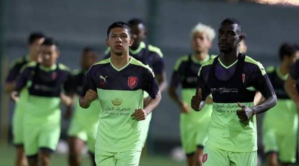 Khuwailid Mustafa 1 Khuwailid Mustafa (kiri) saat berkostum Al-Duhail dan dilatih Pelatih Maroko Walid Regragui pada 2020. (Foto: Dok. Mustafa Ibrahim)