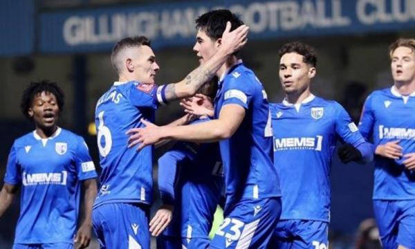 Piala FA puji gol berkas Elkan Baggott ke gawang Dagenham and Redbridge, Jumat (9/12) dini hari WIB. Mereka menilai gol bek Timnas Indonesia itu fantastis. (Foto: Twitter/@EmiratesFACup)