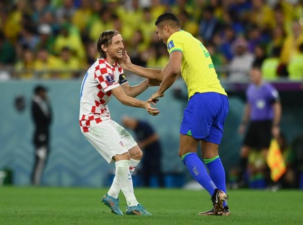 Luka Modric Casemiro Kroasia Brasil Pemain Kroasia, Luka Modric tampak akrab dengan pilar Brasil, Casemiro pada laga perempat final Piala Dunia 2022 di Stadion Education City, Jumat (9/12/2022). (Foto: REUTERS)