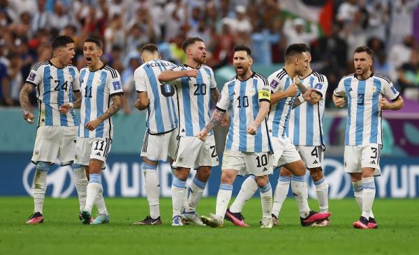 Argentina lolos Timnas Argentina menang adu penalti melawan Belanda di laga perempat final Piala Dunia 2022. Kiper Argentina Emiliano Martinez tampil sebagai pahlawan. (foto: REUTERS).