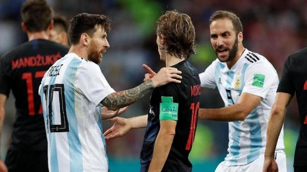 Argentina vs Kroasia Dua tim sudah memastikan lolos ke semifinal Piala Dunia 2022. Timnas Argentina akan melawan Kroasia. (foto: REUTERS).