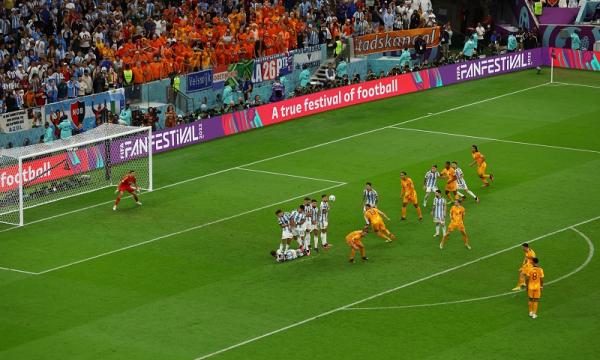 Belanda vs Argentina Laga Argentina vs Belanda berlanjut ke laga babak tambahan. Hasil itu terjadi setelah Belanda mencetak gol di detik-detik akhir. (foto: REUTERS).