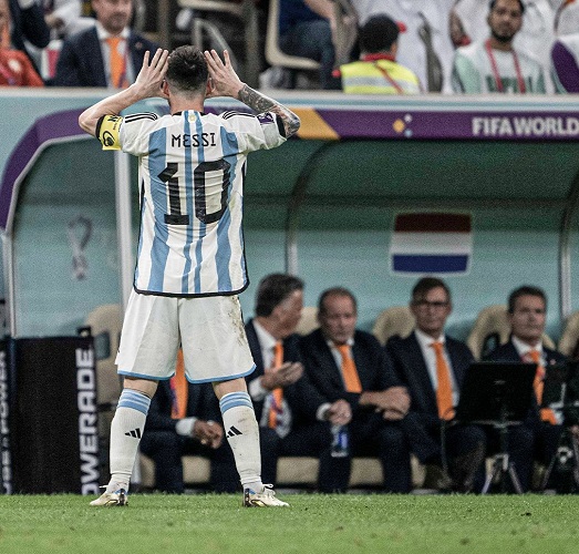Messi selebrasi Lionel Messi melakukan selebrasi provokatif di depan bangku cadangan Belanda saat Perempat Final Piala Dunia 2022. (foto: Twitter/ESPNFC).