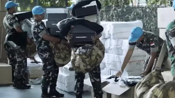Perlengkapan TNI Mabes TNI membagikan perlengkapan operasi hasil desain Panglima TNI Jenderal TNI Andika Perkasa kepada prajurit yang akan bertugas menjalankan misi perdamaian. (Foto: Youtube Jenderal Andika Perkasa).