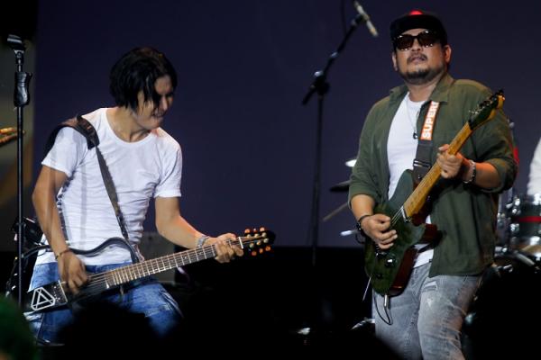 Setia Band dengan vokalisnya Charly sukses menggoyang para penonton di WMM Fest 2022, Jumat (9/12/2022) di Plaza Barat, Senayan, Jakarta. (Foto: dok MPI/Aldhi Chandra Setiawan)