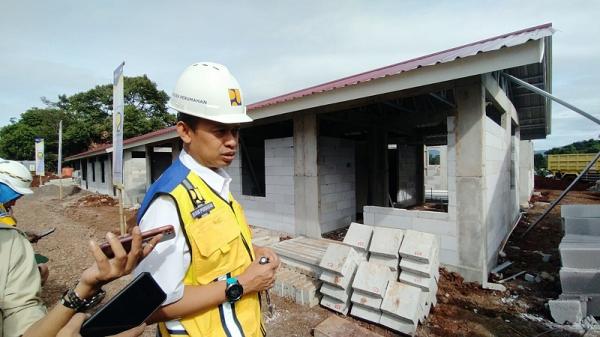 Dirjen Perumahan Wan Suprijanto 2 Direktur Jenderal Perumahan Iwan Suprijanto saat meninjau pembangunan rumah dengan teknologi Risha untuk warga terdampak gempa Cianjur. (Foto: Dok. Kementerian PUPR)