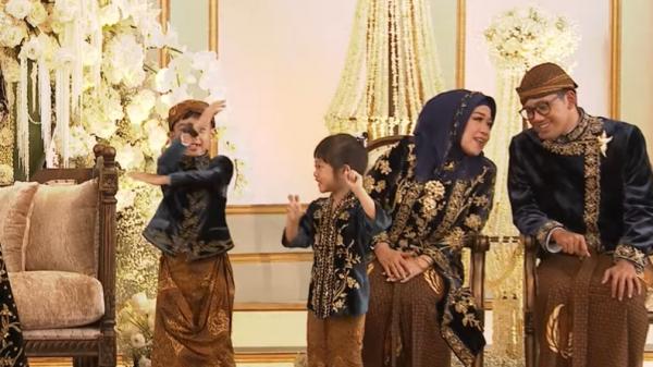 Jan Ethes dan Sedah Mirah Jan Ethes dan Sedah Mirah terlihat berjoget di panggung pelaminan (YouTube Presiden Joko Widodo)
