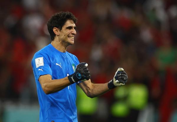 Kiper Maroko, Yassine Bounou Bono Kiper Maroko, Yassine Bounou tampak semringah usai timnya mengalahkan Portugal pada laga perempat final Piala Dunia 2022 di Stadion Al Thumama, Doha, Qatar, Sabtu (10/12). (Foto: REUTERS)